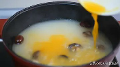 鱼胶炖雪梨肉饼的功效(雪梨瘦肉汤的功效)